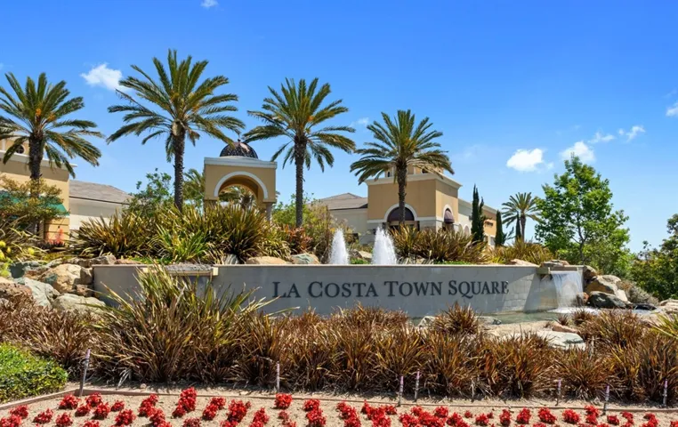 Great shopping area. La Costa Towne Square.