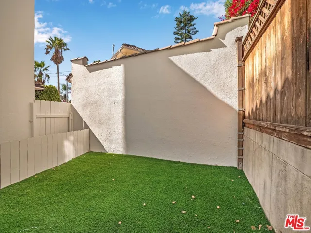 5073 Edgewood Place 4, Los Angeles, California 90019