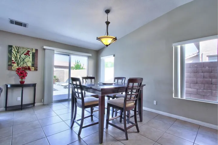 24-Breakfast Area
