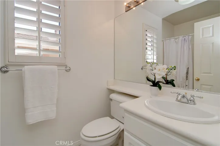 Ensuite bath with tub/shower.