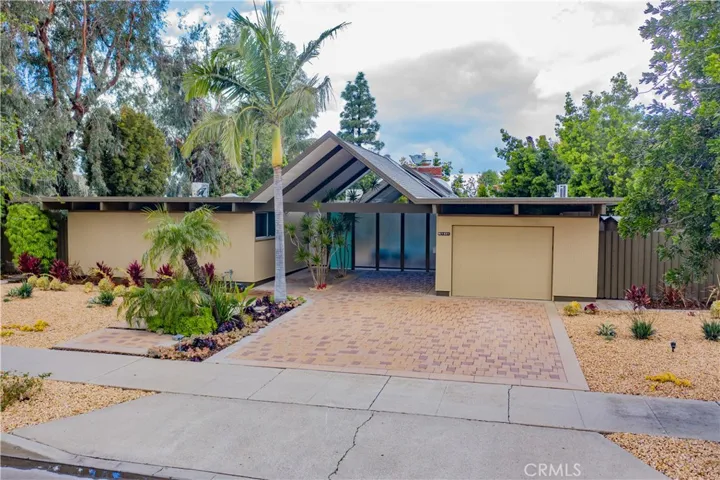 Magnificent Mid-century Eichler! Designed by Jones and Emmons, and the quintessential
Eichler floor plan, the #OJ-1605/R -complete with A-frame, this home has been restored to
original and updated to perfection.