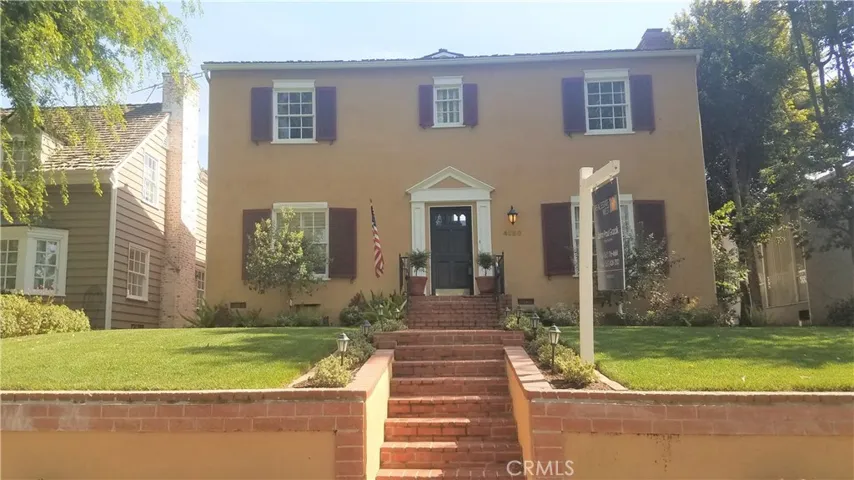 curb view of the home