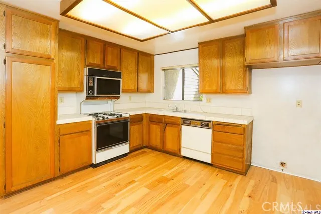 18319 Collins Street 16, Tarzana, California 91356