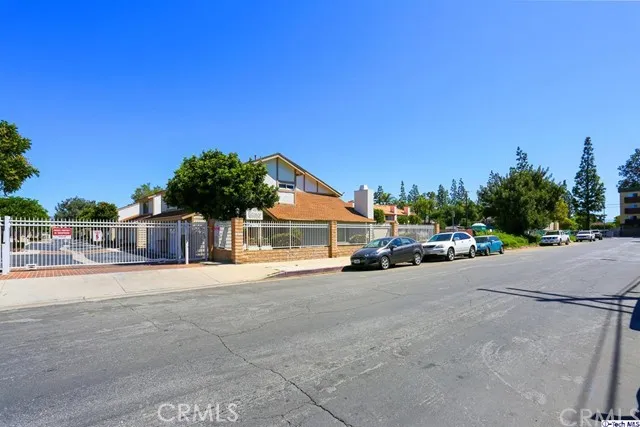 18319 Collins Street 16, Tarzana, California 91356