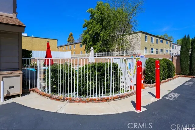 18319 Collins Street 16, Tarzana, California 91356