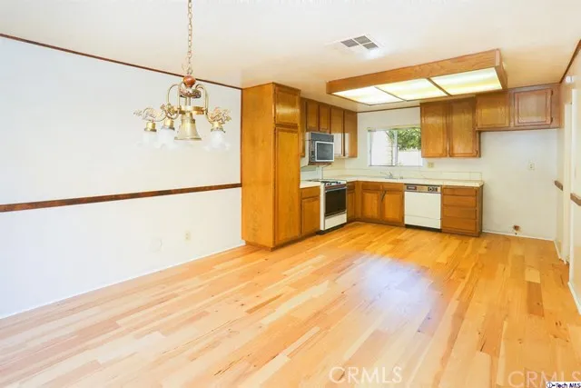 18319 Collins Street 16, Tarzana, California 91356