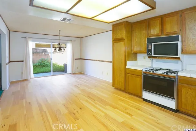 18319 Collins Street 16, Tarzana, California 91356