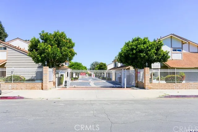 18319 Collins Street 16, Tarzana, California 91356
