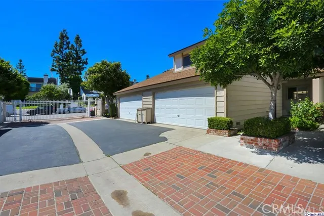 18319 Collins Street 16, Tarzana, California 91356