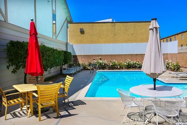 18319 Collins Street 16, Tarzana, California 91356
