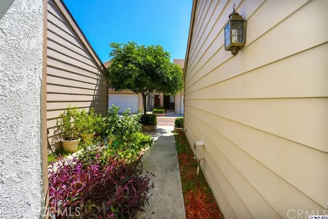18319 Collins Street 16, Tarzana, California 91356