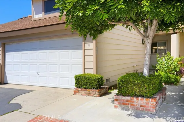 18319 Collins Street 16, Tarzana, California 91356