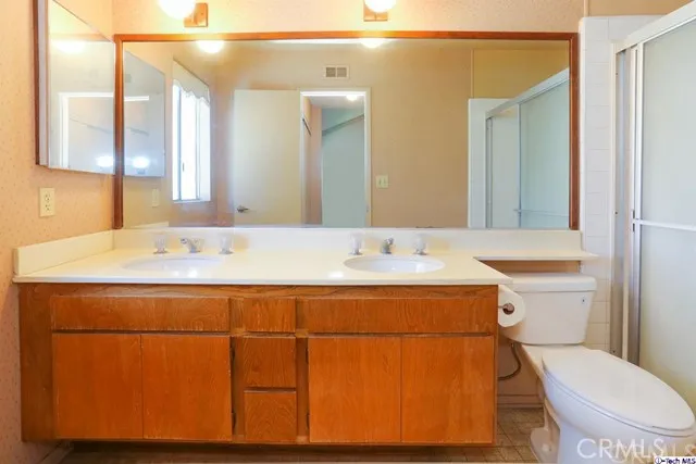 18319 Collins Street 16, Tarzana, California 91356