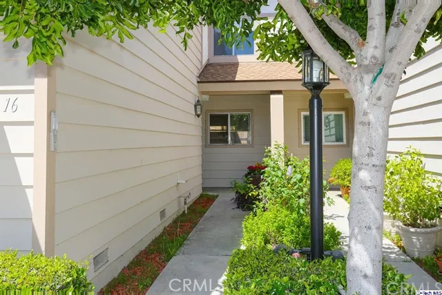 18319 Collins Street 16, Tarzana, California 91356