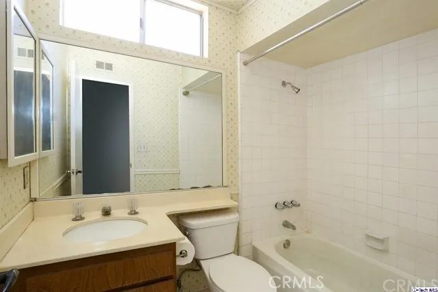 18319 Collins Street 16, Tarzana, California 91356