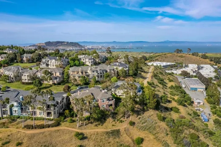 122 Kestrel Court, Brisbane, California 94005