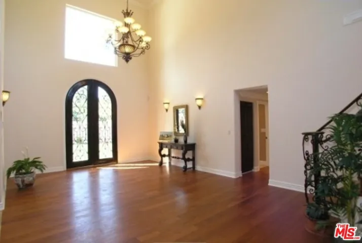 5040 Topeka Drive, Tarzana, California 91356