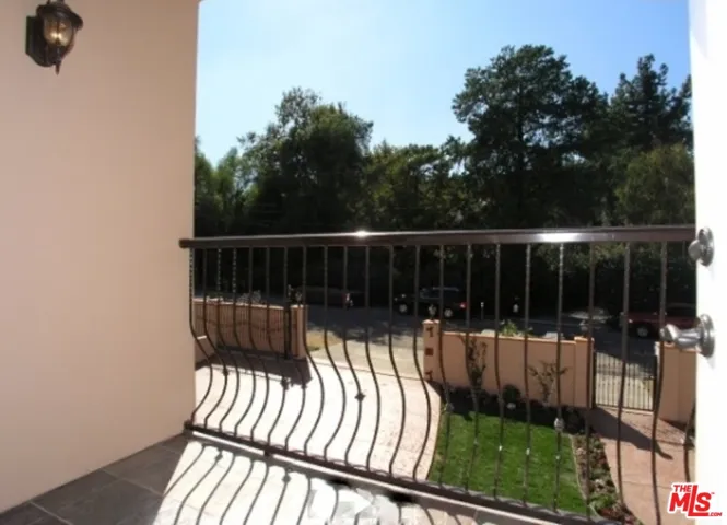 5040 Topeka Drive, Tarzana, California 91356