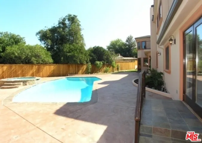 5040 Topeka Drive, Tarzana, California 91356