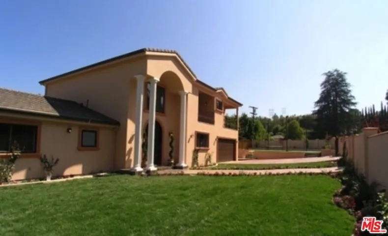 5040 Topeka Drive, Tarzana, California 91356