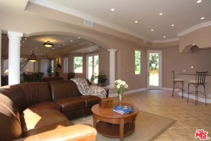 5040 Topeka Drive, Tarzana, California 91356