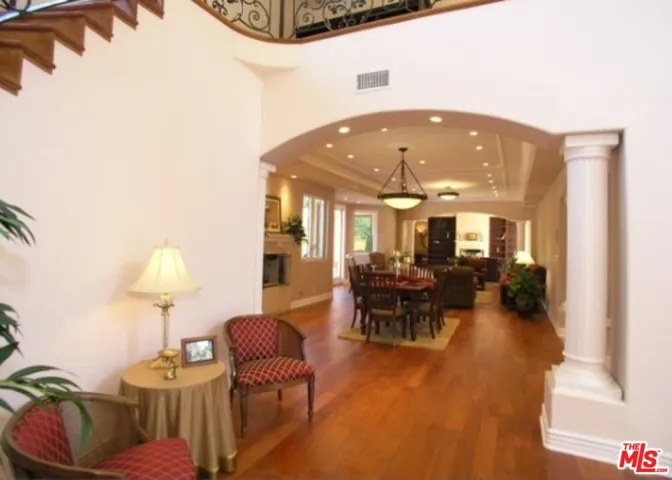 5040 Topeka Drive, Tarzana, California 91356