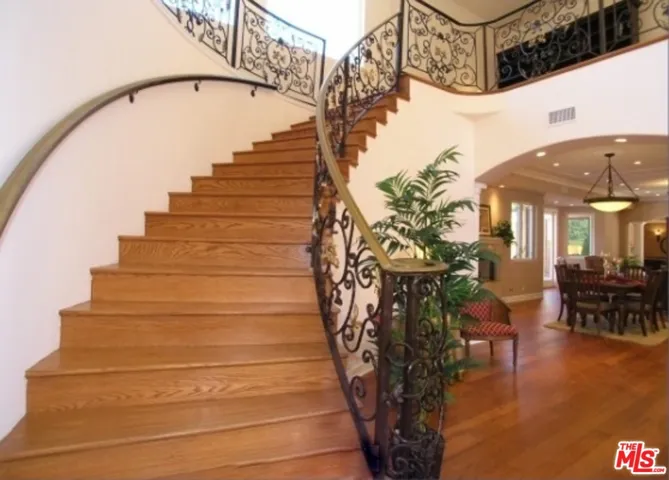 5040 Topeka Drive, Tarzana, California 91356