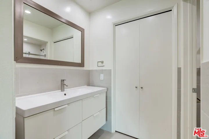 11938 Courtleigh Drive 7, Los Angeles, California 90066