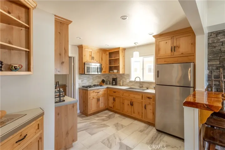 39544 N Shore Drive, Fawnskin, California 92333