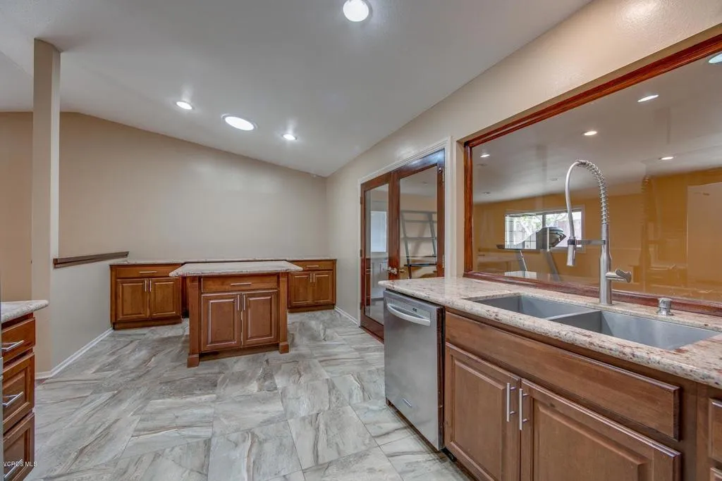 813 N Calle Circulo, Camarillo, California 93010 home-pic-11