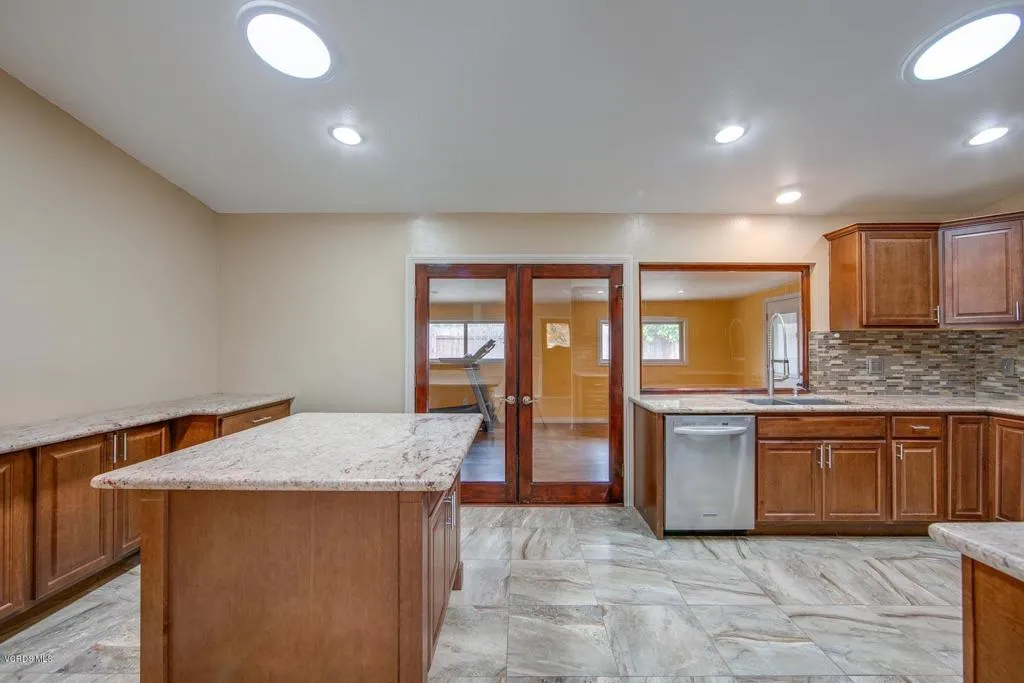 813 N Calle Circulo, Camarillo, California 93010 home-pic-6