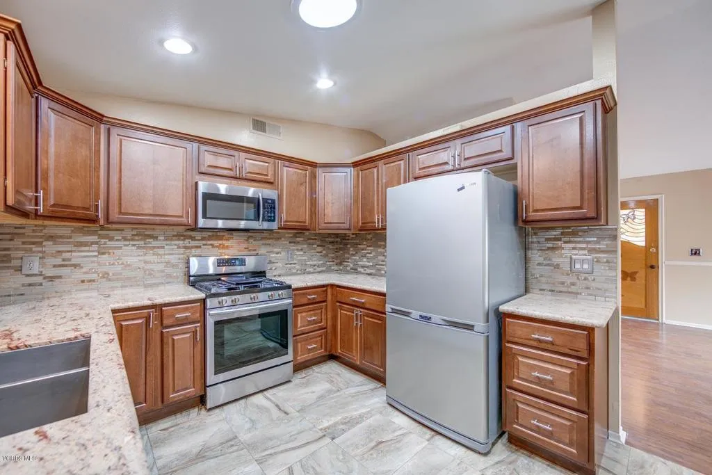 813 N Calle Circulo, Camarillo, California 93010 home-pic-9