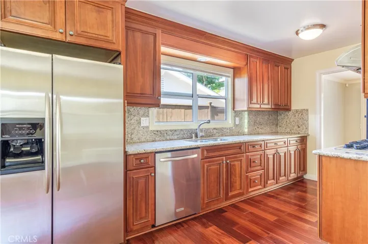 The gorgeous kitchen is ready for you to prepare your family healthy and delicious meals.