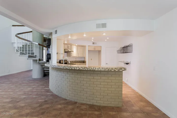 Curved breakfast bar