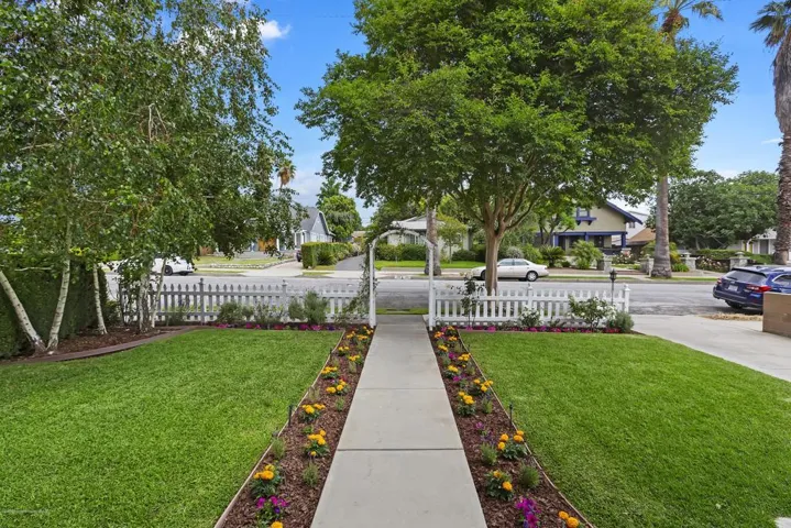 032_Beautiful Front Yard