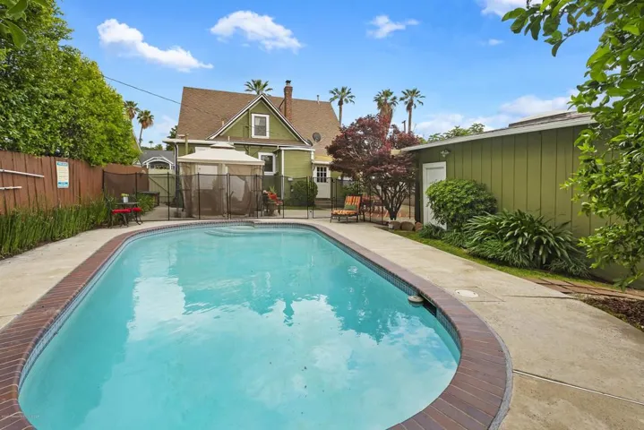 039_Pool View
