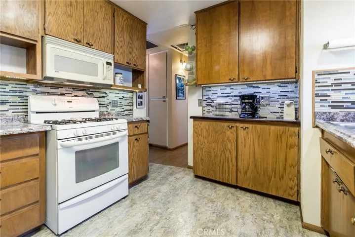 Wonderful counte space and a perfect spot for your Coffee Bar!!