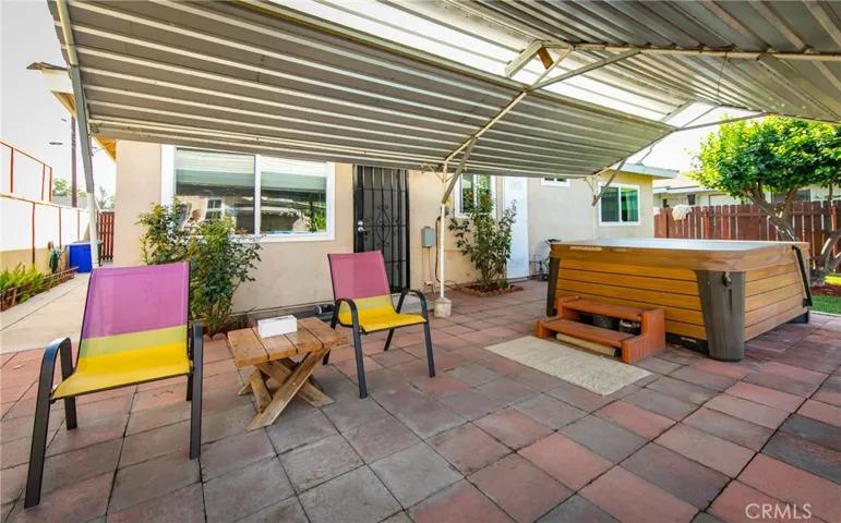 Time to unwind and dine in your private backyard.