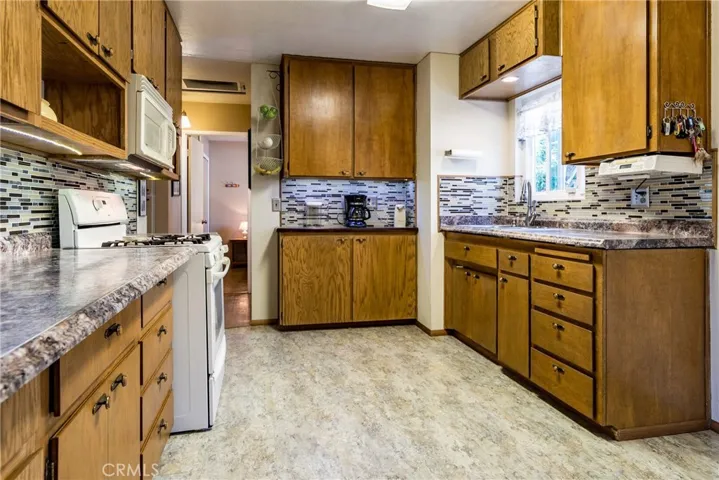 Perfect Kitchen and plenty of cabinet, counter and cup board space.
