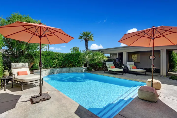 POOL AND CHAISES MLS