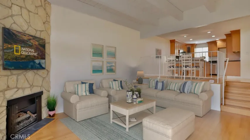 Living room (virtual staging)