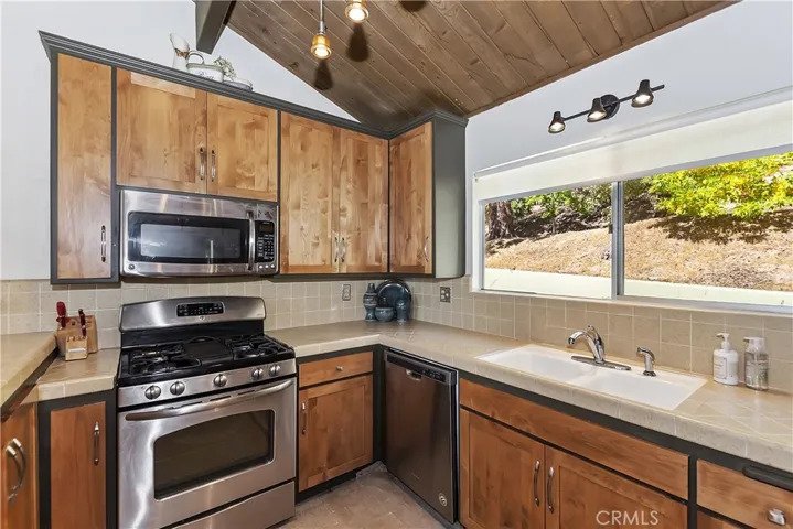 1093 Nadelhorn Drive, Lake Arrowhead, California 92352