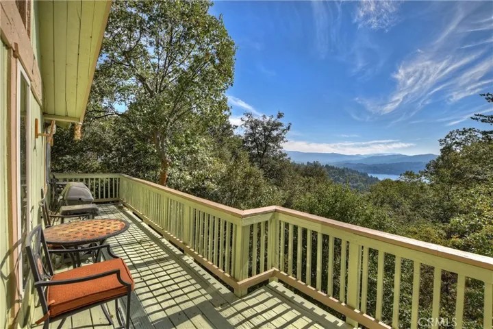 1093 Nadelhorn Drive, Lake Arrowhead, California 92352