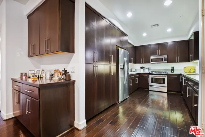 10878 Bloomfield Street 211, North Hollywood, California 91602