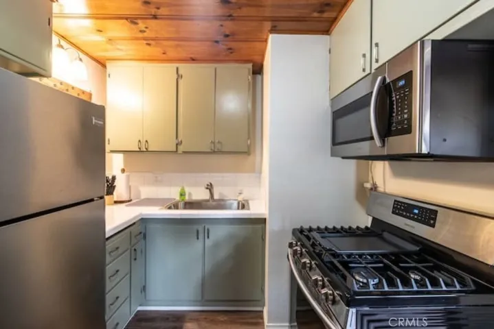 859 Fern Drive, Crestline, California 92325