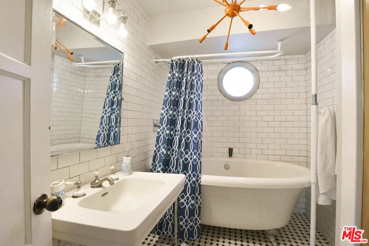 9764 Danube Avenue, North Hills, California 91343
