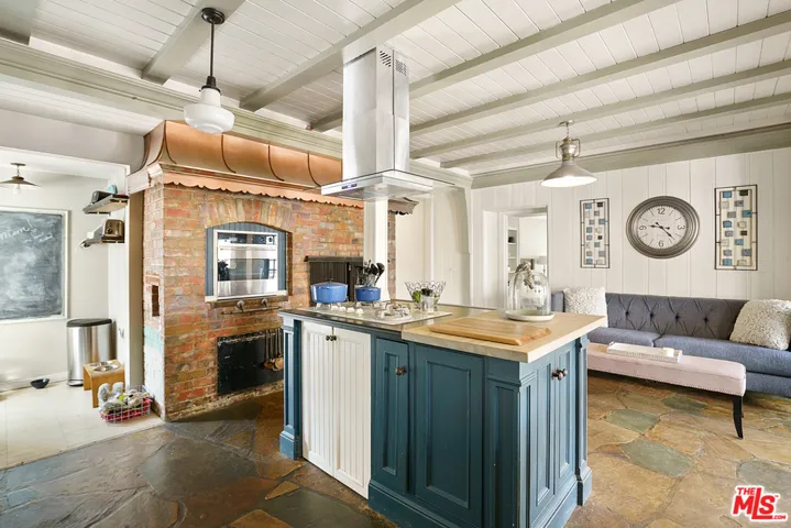 9764 Danube Avenue, North Hills, California 91343