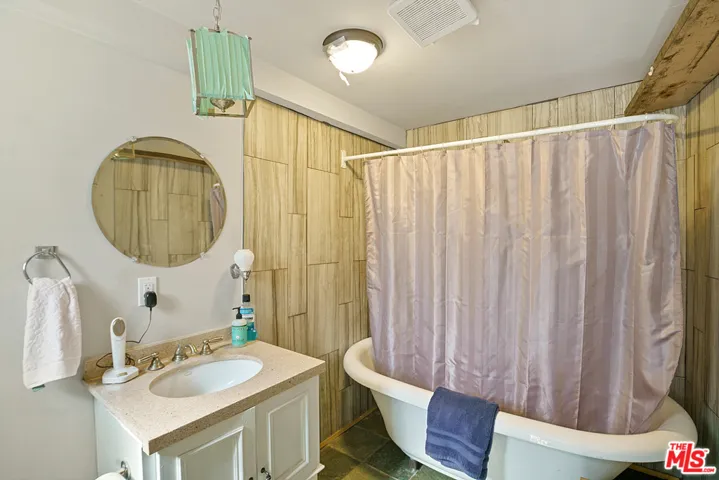 9764 Danube Avenue, North Hills, California 91343