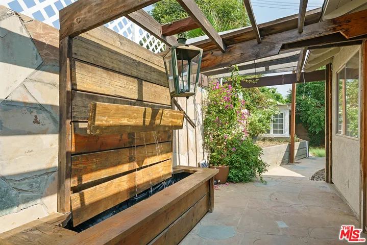 9764 Danube Avenue, North Hills, California 91343