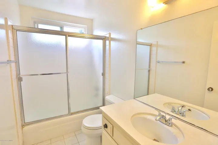 25 HallBath1